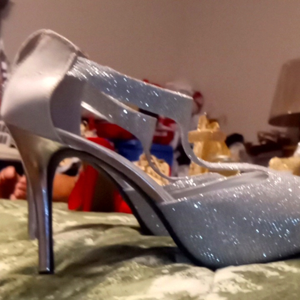 Heels with lots of diamonds and is sparkly
